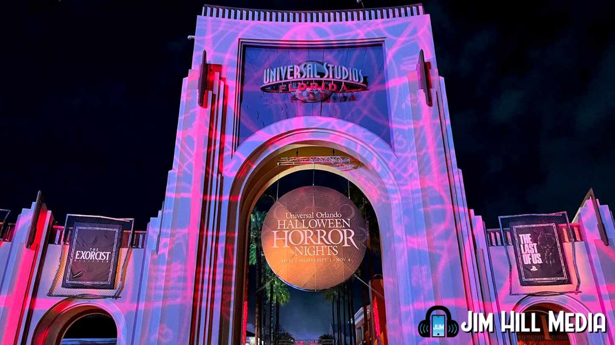 Universal studios halloween horror nights on arch